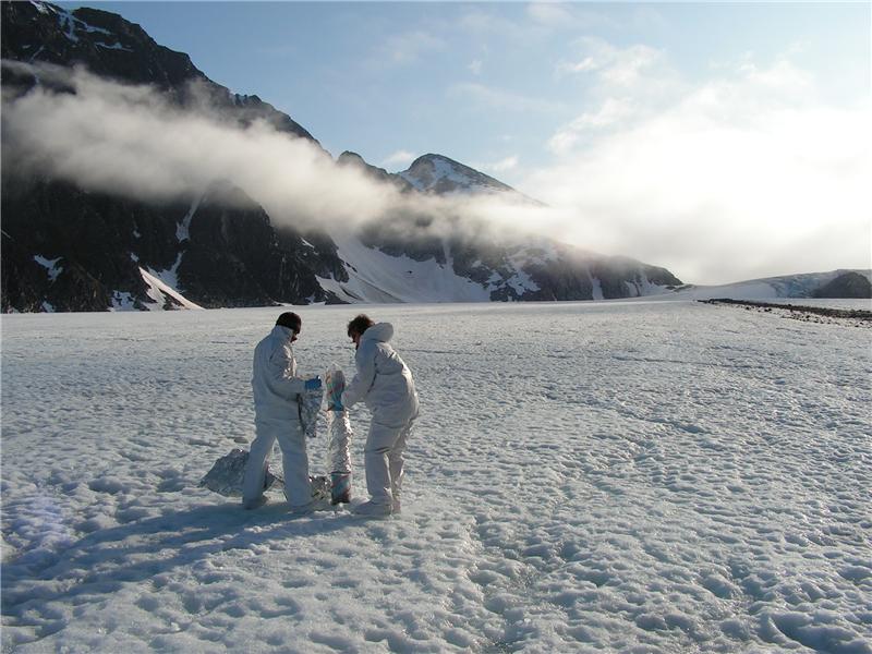 Liane Benning and Jennifer Eigenbrode obtaining core samples in Friedrichbreen glacier